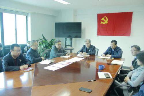 公司黨支部召開黨員大會